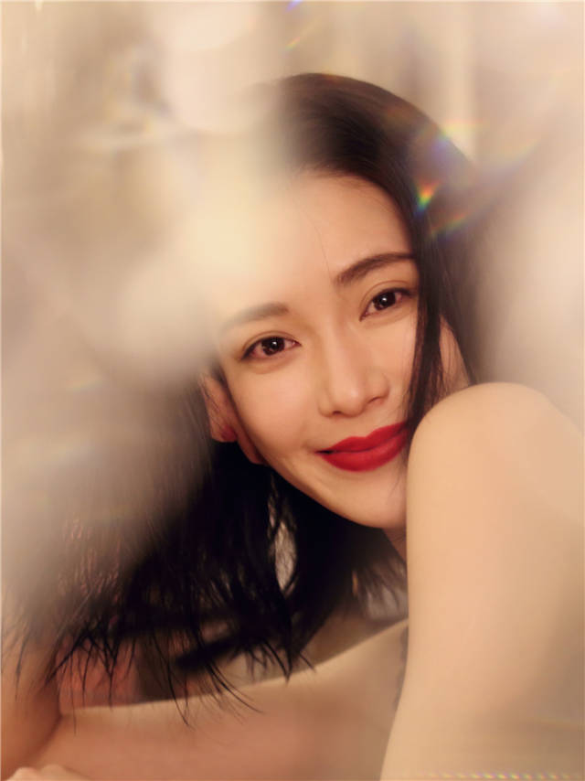 胡然齐肩短发小露香肩