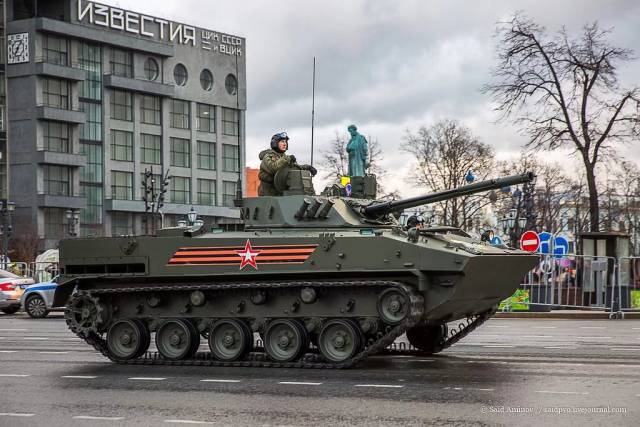 俄罗斯阅兵车辆方队全面展示 首次亮相装备并不少