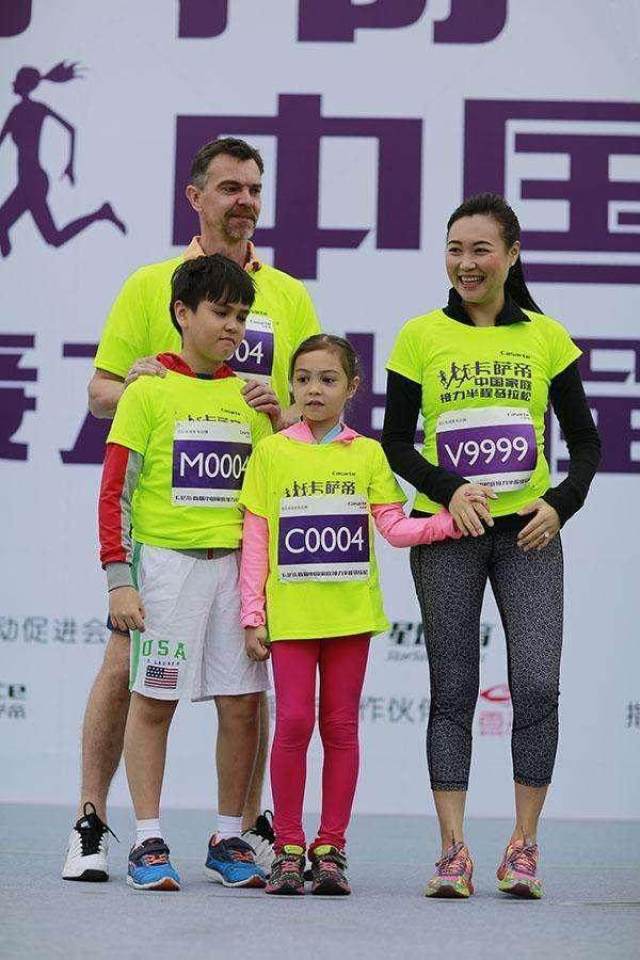 陈露混血女儿安娜追星鹿晗!郑恺问跑男最爱谁 她撇开众星拥抱鹿晗