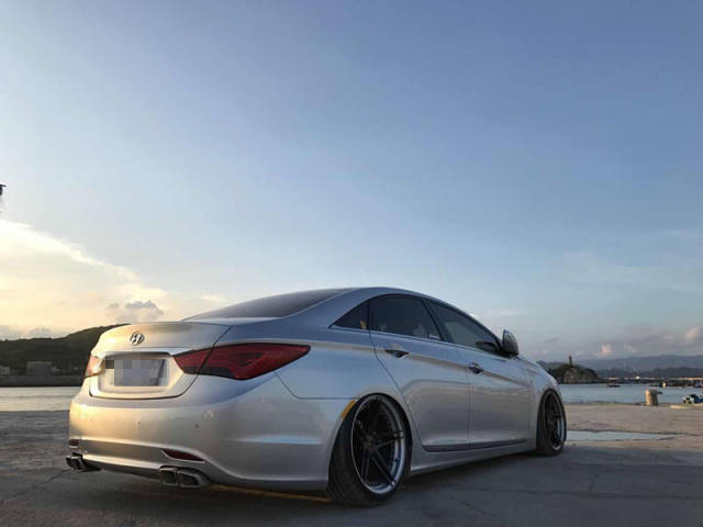 车主上图 现代索纳塔8代改装气动避震低趴姿态案例