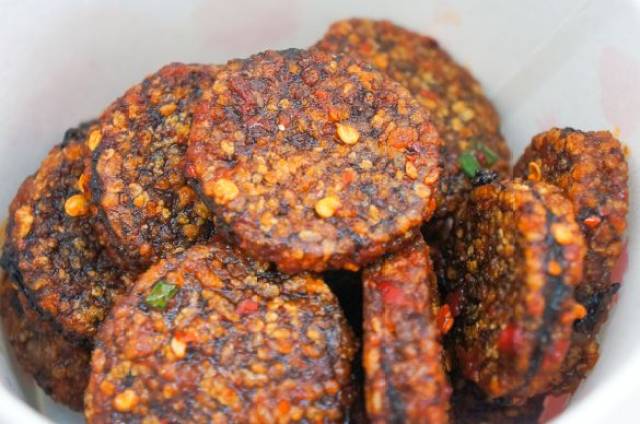 湘西血粑 糯糯的又有点辣味,并且血粑还有清肠化灰的功效,吃下去曳葺