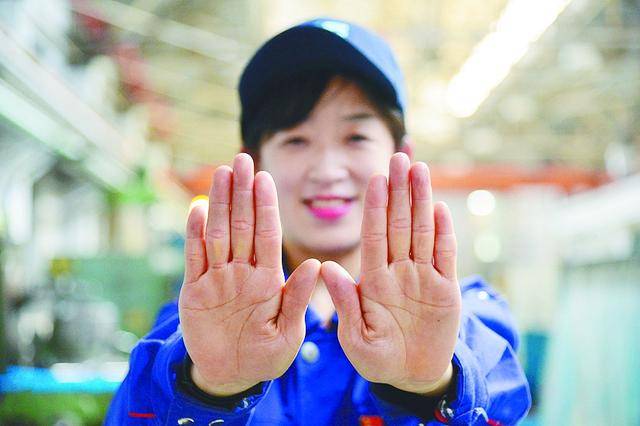 致敬劳动者的双手!伤疤和老茧 是最美的勋章