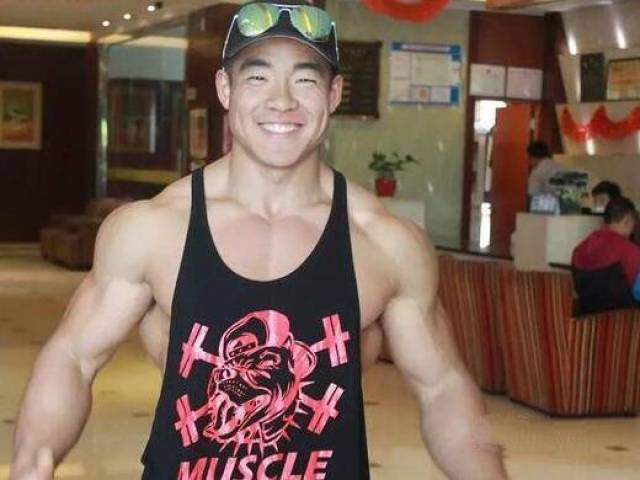 中国肌肉小伙,长相帅气肌肉更是霸道,一点不输于欧美大块头!