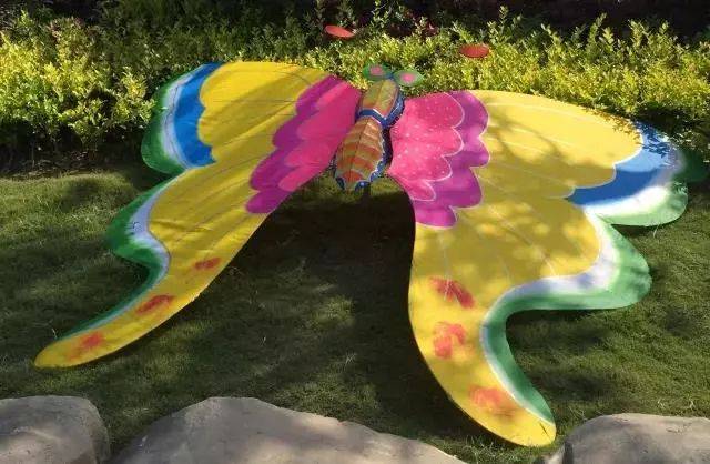 还有专业风筝表演持续上演,童话小镇巨型风筝