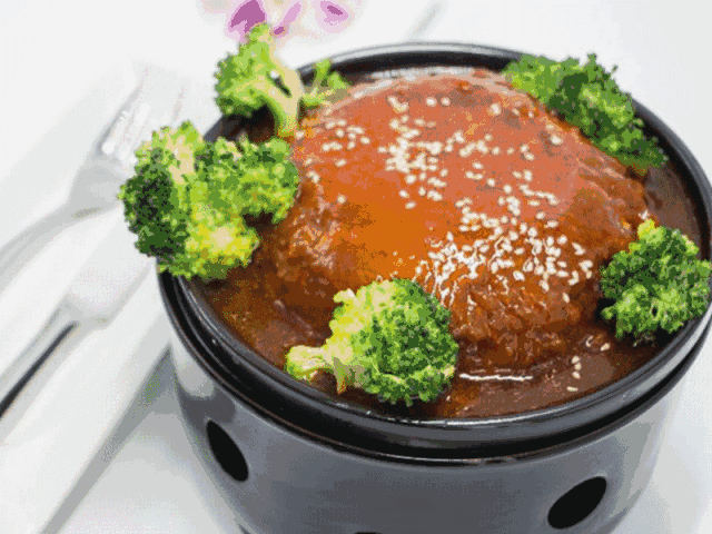 红烧狮子头,石锅牛肉,酱香烧鸭 三道菜任选一道菜享受半价优惠 每桌仅