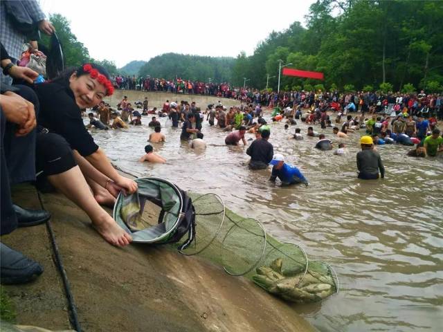 嗨翻天了!昨天巴中這個地方上演摸魚大賽,現場那陣勢