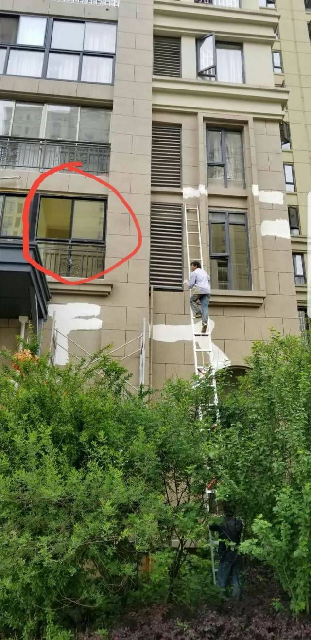 两工人修补外墙时翻窗钻入居民家中并反门锁引发纠纷 惊动警察!