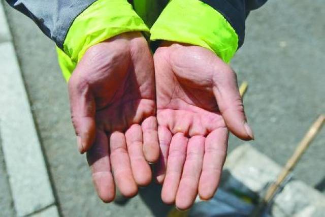 生活报记者张清云摄 环卫工高伟业:  "在街上做清扫工作,与自己家