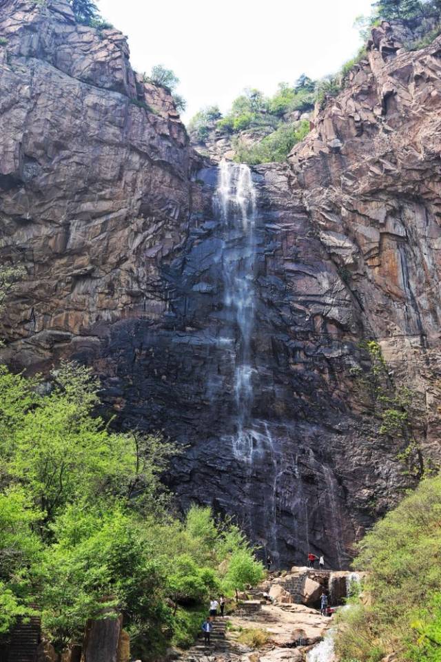 東鎮廟景區 以飛瀑流泉,古亭石刻為主的百丈崖瀑布景區——百丈崖瀑布