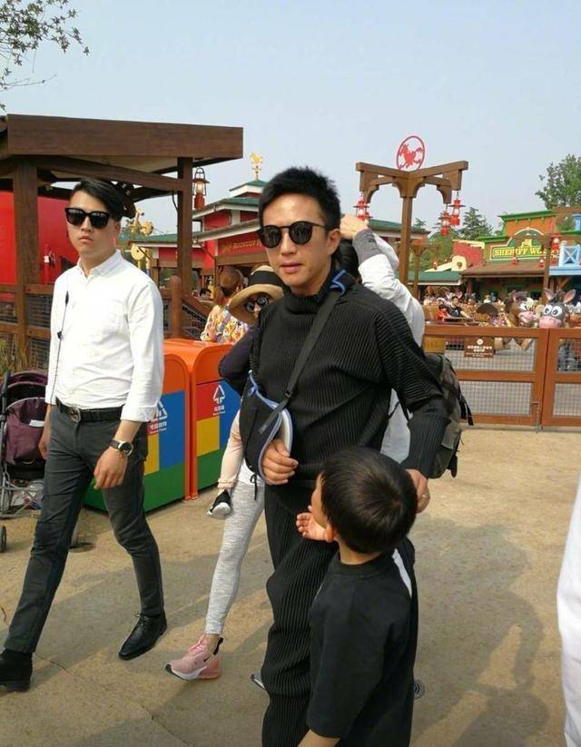 牵在手里,抱在怀里,等等和小花妹妹也太幸福了吧.