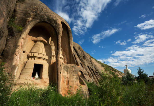 它包括千佛洞,南北马蹄寺,上中下观音洞和金塔寺七个小石窟群,共有70