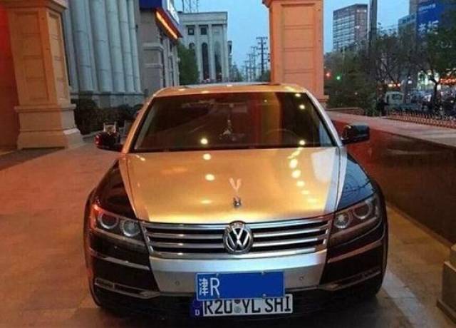 花天价把辉腾改成劳斯莱斯,车头装夜光琉璃标!