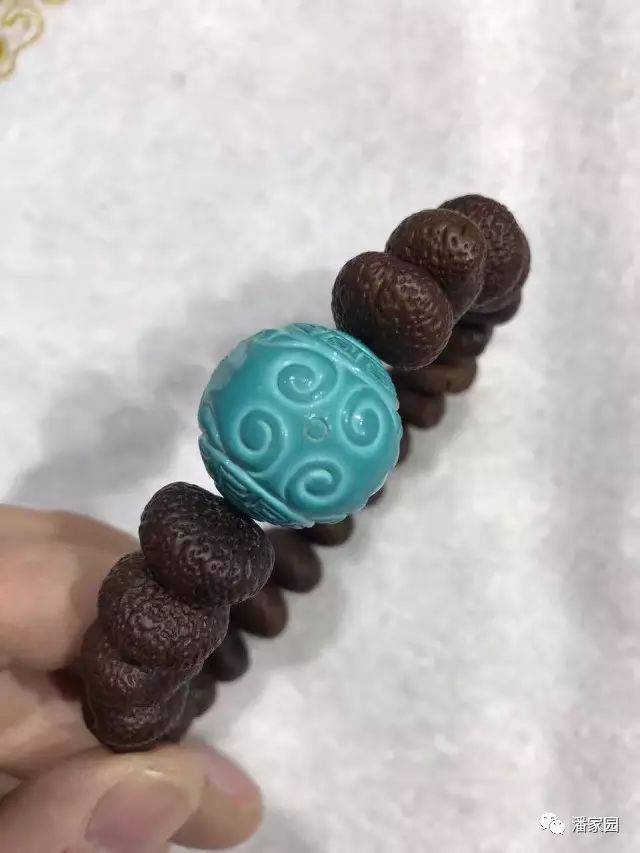 市面上出现的菱镁矿仿松石,不良商家可是下了血本了,染完了以后用手工
