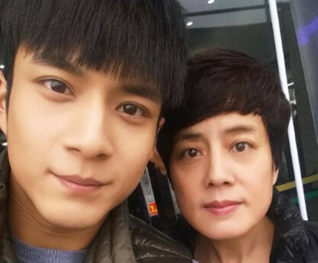 黄子韬晒妈妈照片,感慨:还好长得不像我爸,不然只能演喜剧了!