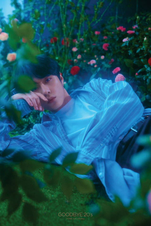 以深沉感性的魅力让人再次感受到龙俊亨的"百变魅力",也预告了专辑