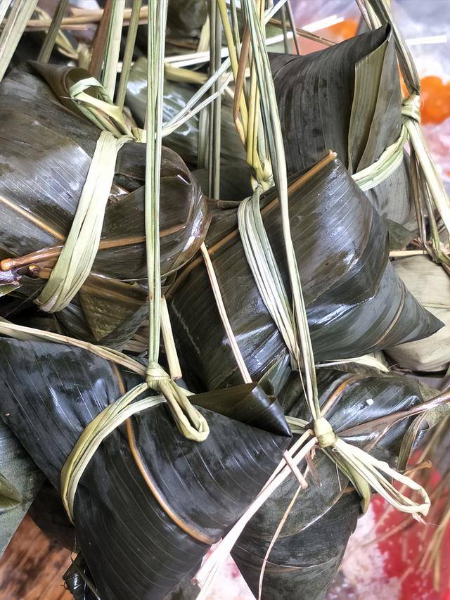 这是我们广东最好吃的潮州咸粽子,好吃的一下子能吃几个哦