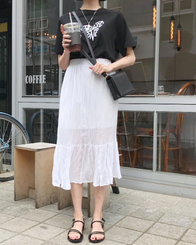 白色百褶裙配什么上衣?这样穿才会有与众不同的气质