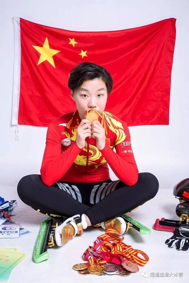 殷琦来自冰雪世家,姥爷是滑雪运动员,父母,舅舅都是速度滑冰运动员和