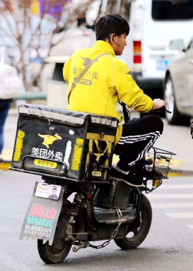 这是我们离不开的外卖小哥.