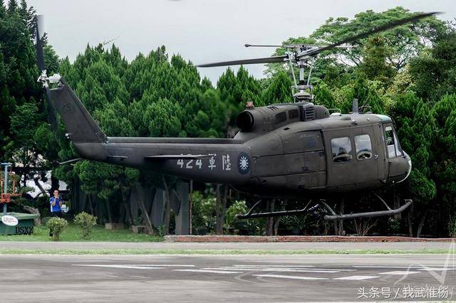 台湾军队阿帕奇直升机转场演习加油挂弹