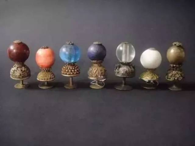 清朝官员的"顶戴花翎"有什么讲究?顶上的那颗"小珠子"有多值钱?