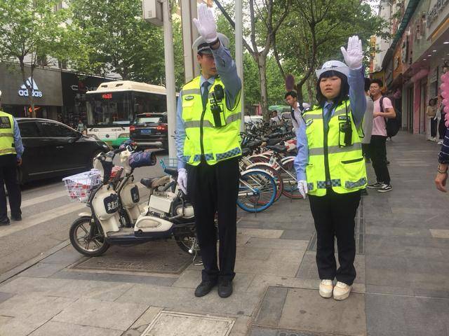 穿上警服,成为一名辅警,与交警一起参与交通疏导