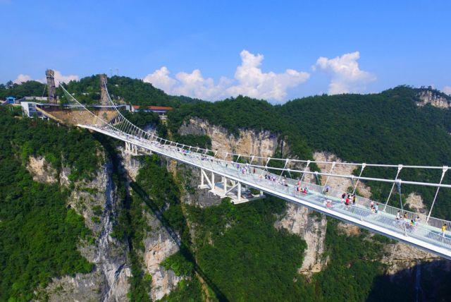 【玻璃橋】這座玻璃橋位於張家界大峽谷景區,建在大峽谷兩側的峰頂上