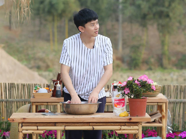 简直就是人生赢家,因为谢娜坐月子,所以张杰也就在家休息了一个月左右