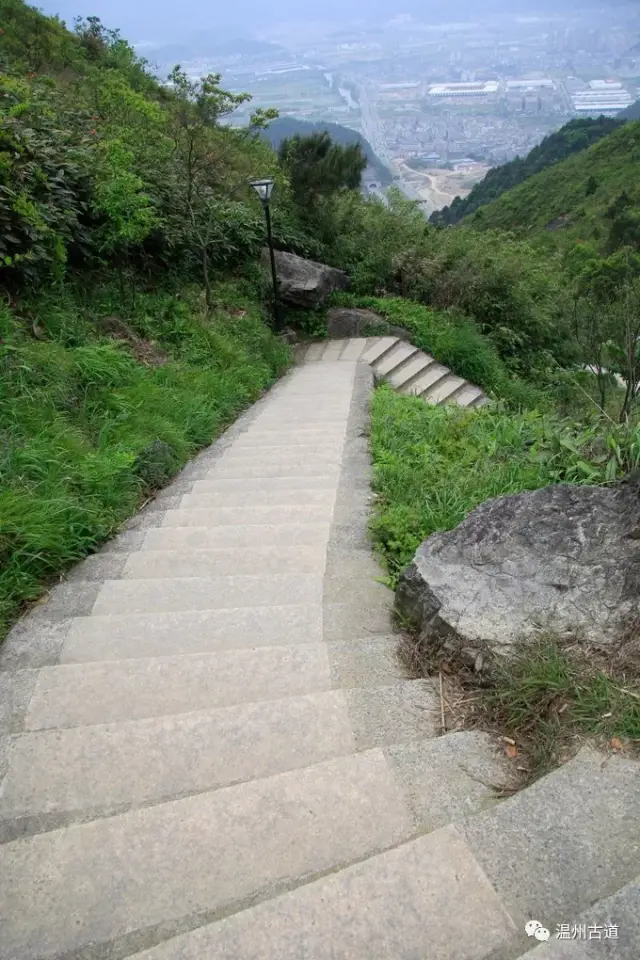 据路标显示,此地距芙蓉尖已有1.7km,距丽岙叶宅4.2km,离焦下入口1.