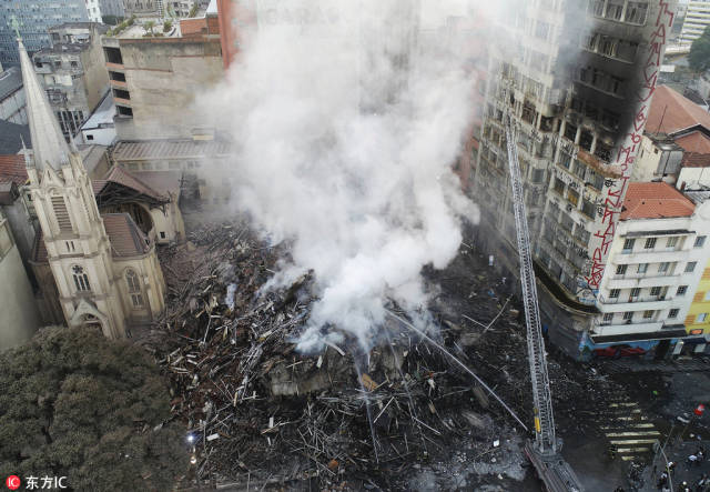 巴西26层废弃高楼失火,瞬间轰然倒塌
