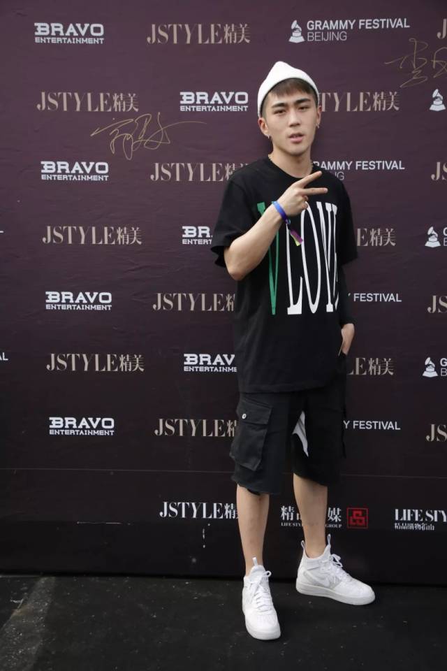 运动休闲范儿的演员高天景