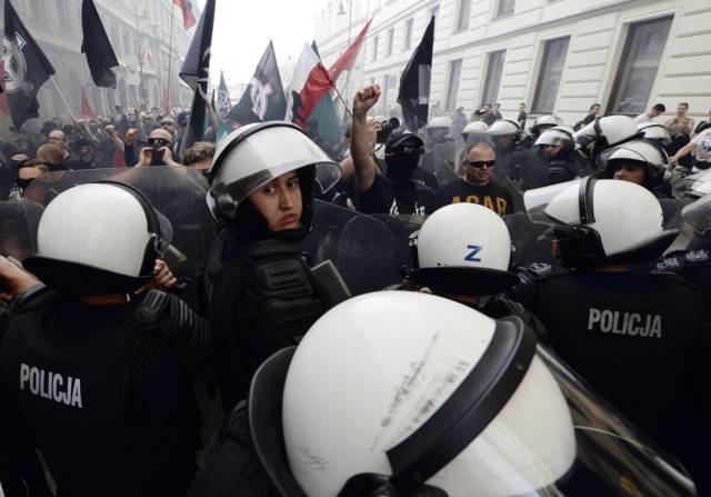 节示威:火焰、掷石、催泪烟下发声争取权益