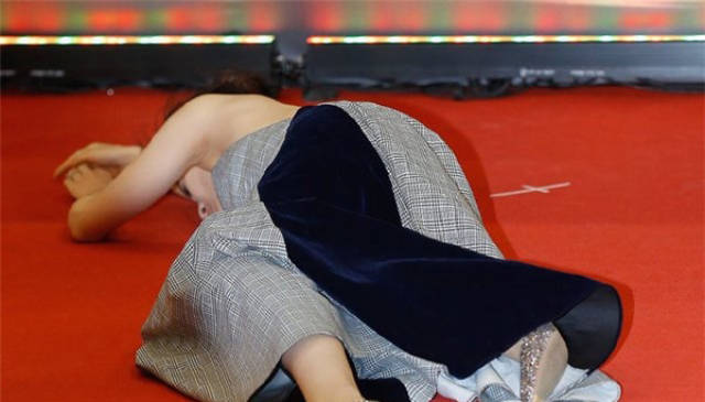 红毯摔倒看了赵韩樱子再看看梁镜珂网友真摔与假摔的区别