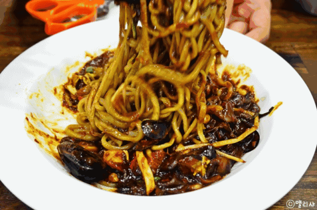 韩剧里的炸酱面原来都是这么做出来的!