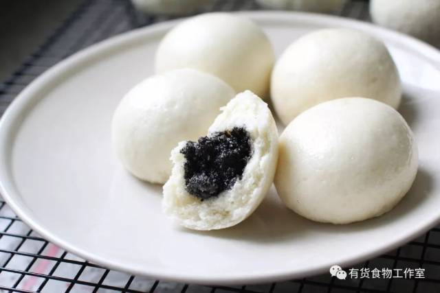 step11 看,白白胖胖的黑洋酥包,换个奶黄馅就是奶黄包了.