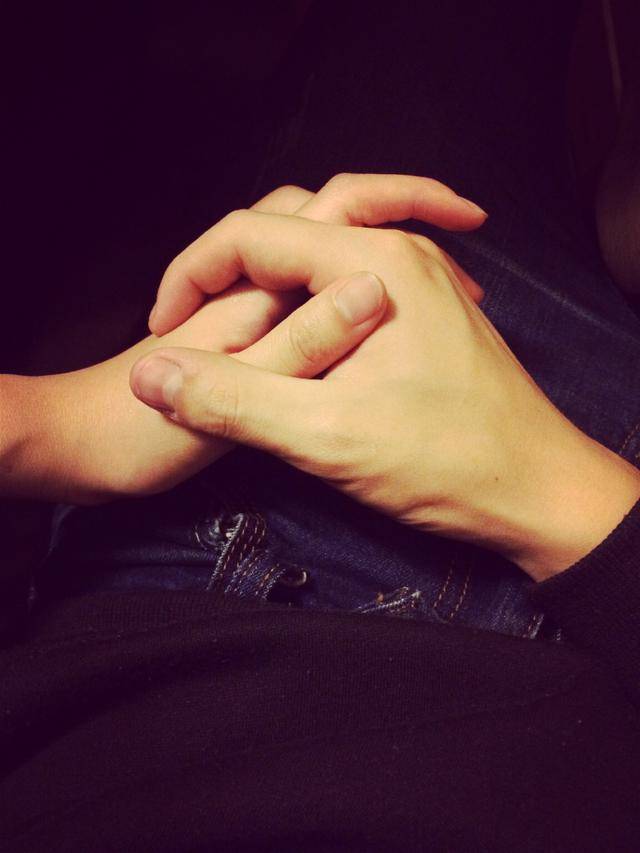 一道很火的心理测试从牵手看出你的性格特准