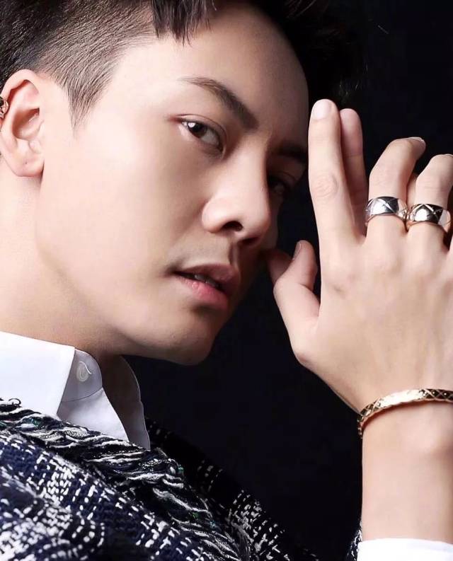 buy有货上逛一下吧 感觉戒指在男生中很受欢迎 更有很多男明星在出席