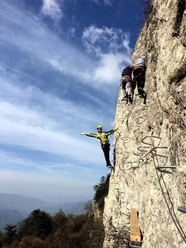 "绝壁求生—体验老君山飞拉达攀岩