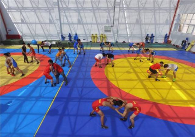 摔跤班的学生在学校摔跤馆内进行摔跤训练. 新华社记者 王全超 摄