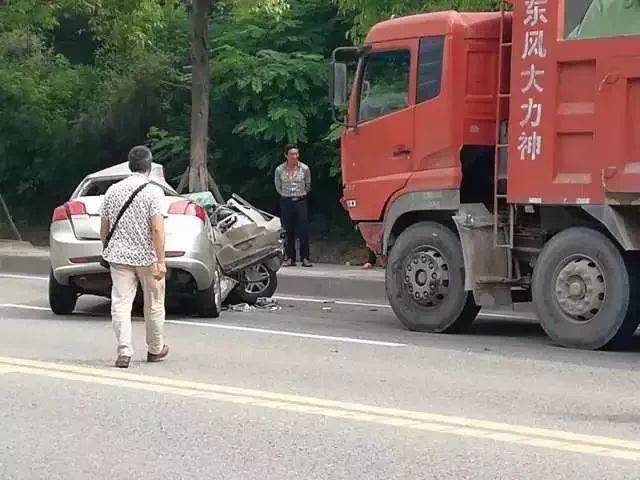 2018年5月2日 小型汽车右半部分受损严重(网友供图) 车祸现场十分惨烈