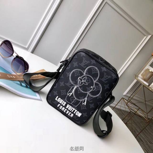 lv/路易威登18日本限定款vivienne 太阳花 单肩斜跨相机包 m43677