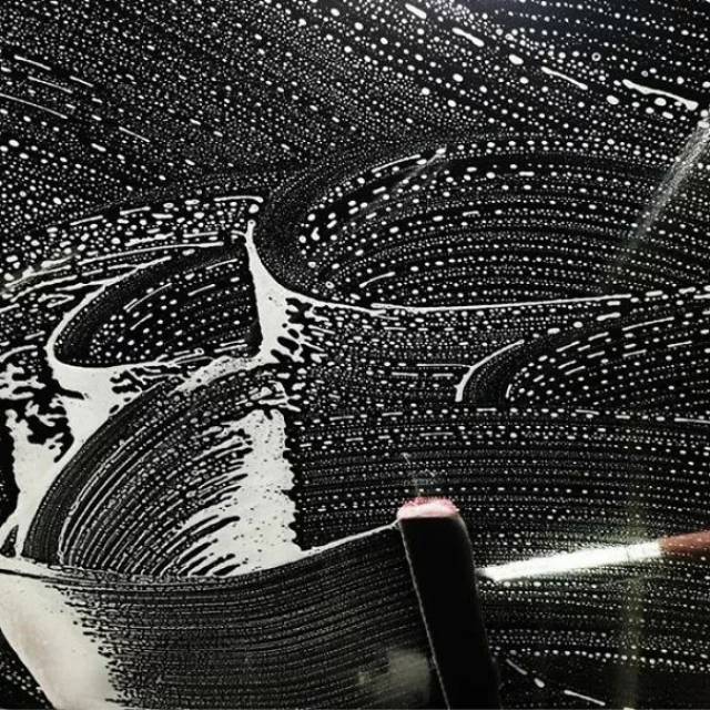 擦玻璃的时候发现 画了一幅版画