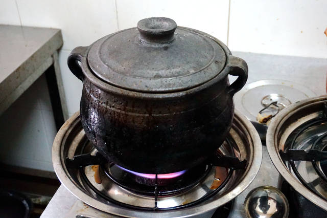 让人大快朵颐的传统食器—大理祥云土锅