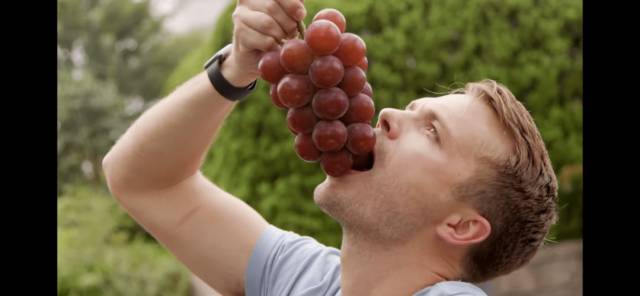 最后摄像也来了,看表情似乎好吃到懵.