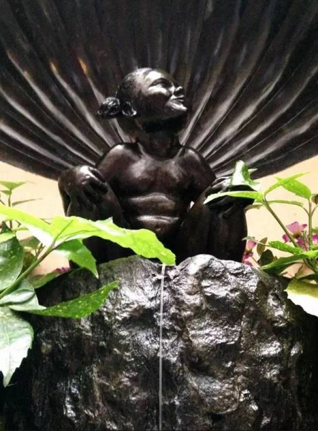 这位无名的"尿尿小妹"是跟于连对应而建的.