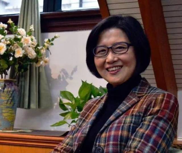 专家简介 上海市第三女子中学校长 上海市特级校长 上海市专业技术