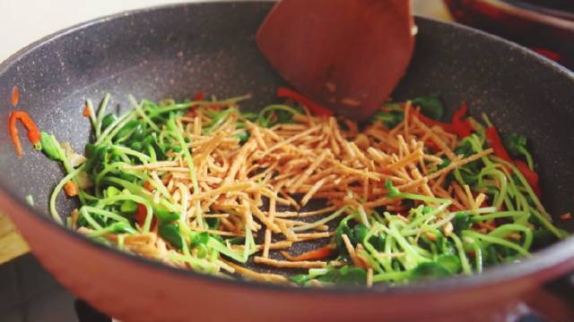 好吃的馓子炒豆苗就完成了,豆苗的清香脆嫩结合馓子香脆口感简直翻了