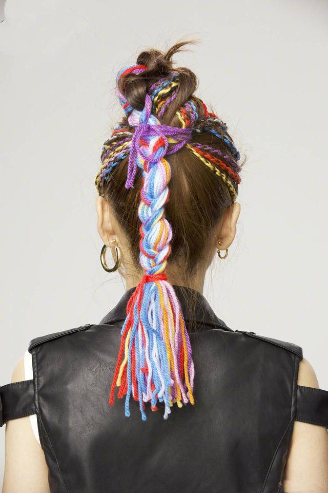 继angelababy后,欧阳娜娜也来了款彩色小脏辫,网友却说:东施效颦!