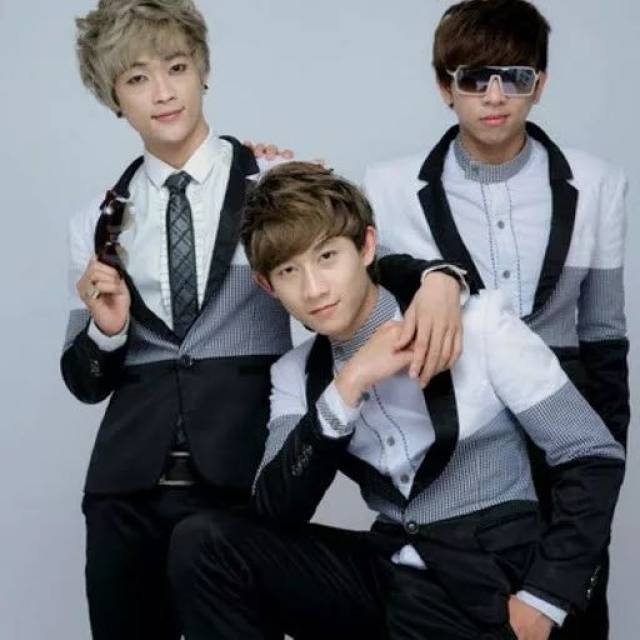 越南第一天团"洗剪吹"组合hkt给大家送礼!