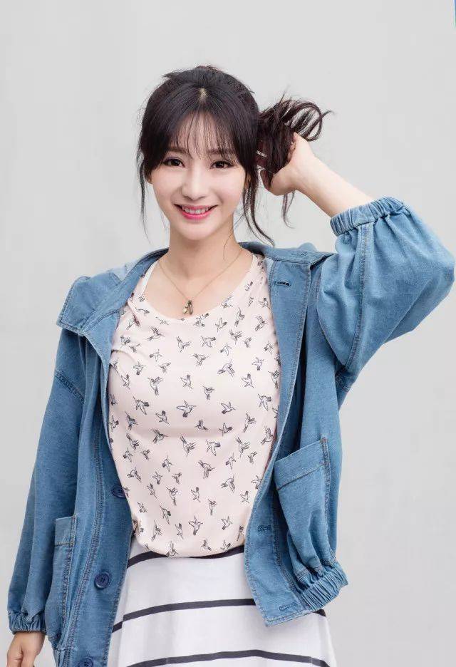 同属"大胸女星",d罩杯的杨幂,不管是机场街拍还是硬照,衣品都非常的